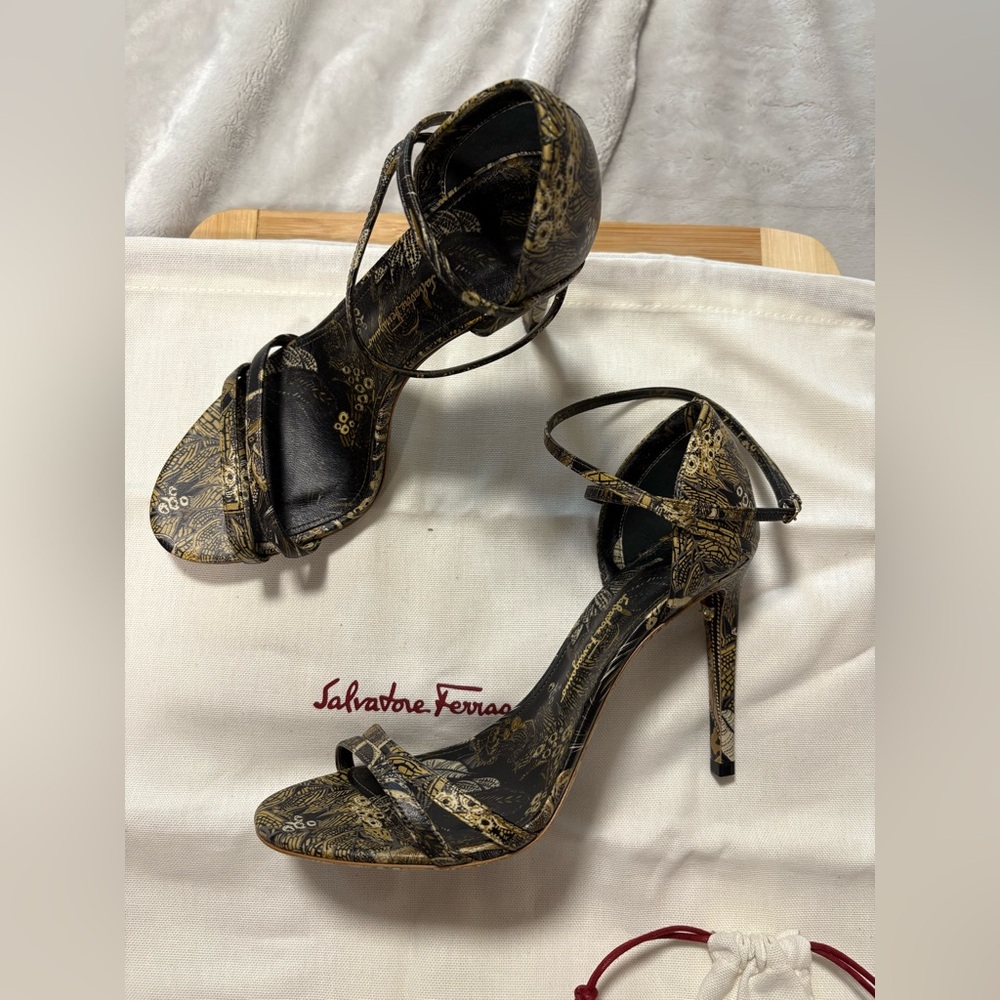 NWOB Salvatore Ferragamo Ines X5 Batik Print Size 7.5